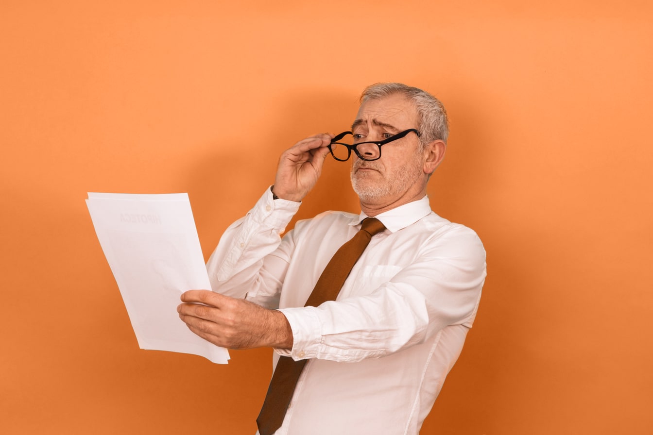 Une personne atteint de presbytie qui n'a pas encore fait de chirurgie refractive Une personne atteint de presbytie qui n'a pas encore fait de chirurgie refractive