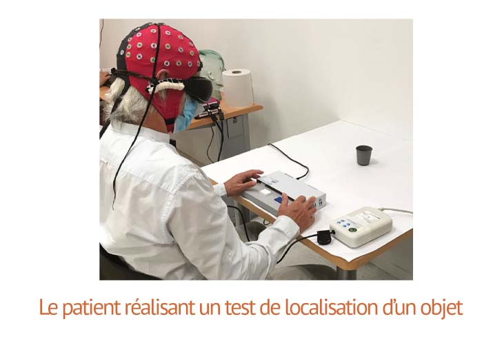 Le patient réalisant un test de localisation d’un objet Le patient réalisant un test de localisation d’un objet